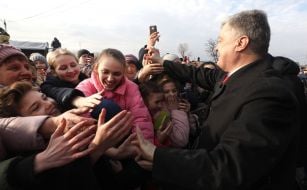 Петр Порошенко общается с людьми