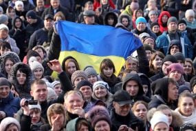 Люди держат флаг Украины