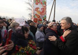Петр Порошенко общается с людьми