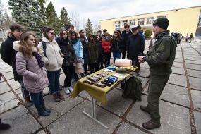 A serviceman demonstrates to the students the means of the first medical aid