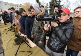 The student holds grenade launcher in his hands