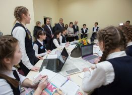 Marina Poroshenko and lyceum students