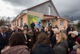 Marina Poroshenko talks with residents of Hannopole
