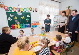 Marina Poroshenko communicates with the students of the rehabilitation center