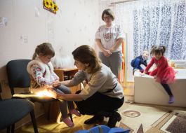 Marina Poroshenko communicates with the girl