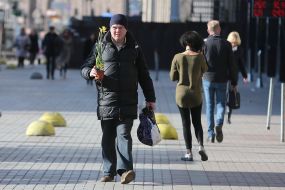 Прохожий несет нарциссы