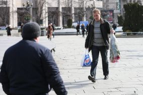 Прохожий с букетами роз