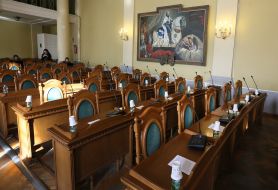 Пустой сессионный зал Львовского городского совета