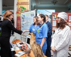 Marina Poroshenko communicates with her students