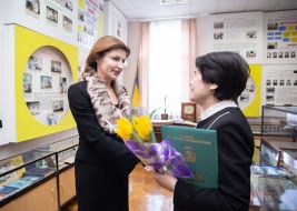 Marina Poroshenko talks with the teacher
