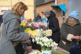 Женщина выбирает цветы