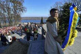 Laying flowers to the monument to Taras Shevchenko