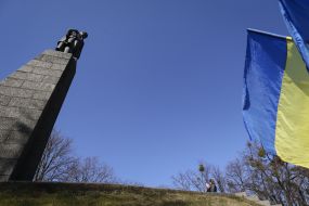 Laying flowers to the monument to Taras Shevchenko