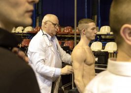 Врач осматривает боксера