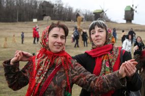 Women in scarves dance