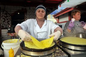 The seller fry a pancake on a pan