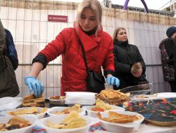 The seller spreads the pancakes on the plates