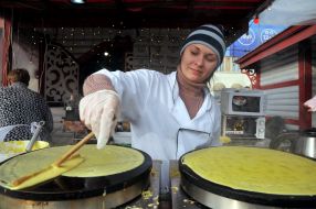The seller fry a pancake on a pan