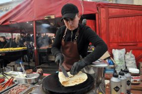 The seller fry a pancake on a pan
