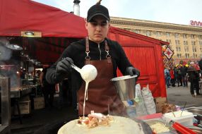 The seller fry a pancake on a pan