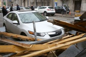 Автомобиль под обломками крыши здания