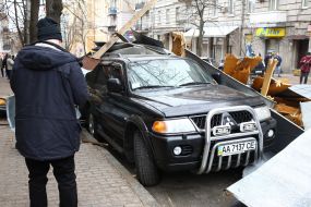 Автомобиль под обломками крыши здания