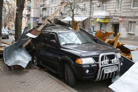 Автомобиль под обломками крыши здания