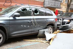 Автомобиль с разбитым стеклом