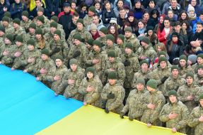 Величезний прапор України.