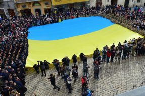 Величезний прапор України.