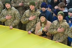 Величезний прапор України.