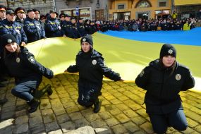 Величезний прапор України.