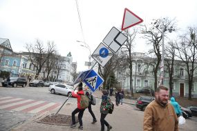 Сильный ветер погнул столб с дорожными знаками