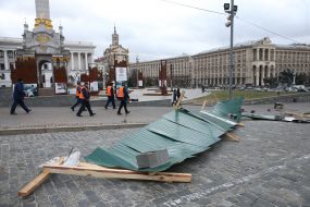 Сильный ветер повалил забор на Аллее Героев Небесной Сотни