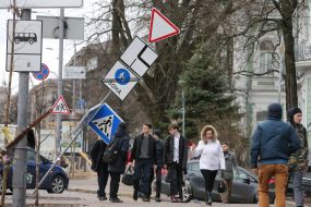 Сильный ветер погнул столб с дорожными знаками