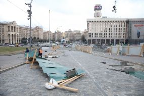 Сильный ветер повалил забор на Аллее Героев Небесной Сотни