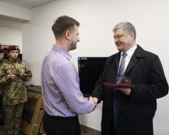 Petro Poroshenko handed the serviceman a state award