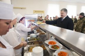 Petro Poroshenko dinner with the troops in the dining room