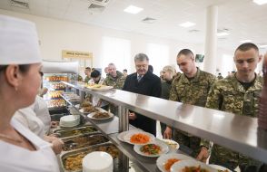 Petro Poroshenko dinner with the troops in the dining room