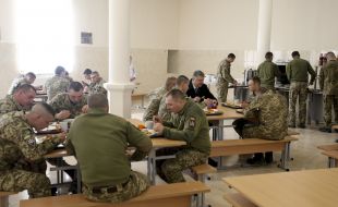 Petro Poroshenko dinner with the troops in the dining room