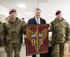 Petro Poroshenko holds a picture of the 95th individual assault brigade