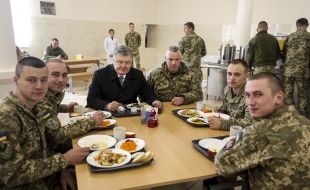Petro Poroshenko dinner with the troops in the dining room
