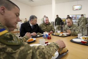Petro Poroshenko dinner with the troops in the dining room