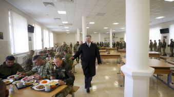 Petro Poroshenko talks to the military