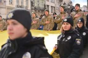 Величезний прапор України.