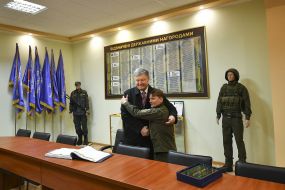 Petro Poroshenko and servicemen