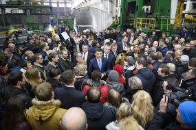 Volodymyr Groysman talks to the employees of JSC "Turboatom"