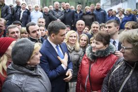Volodymyr Groysman talks to the employees of JSC "Turboatom"