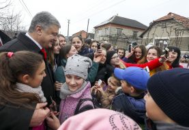Petro Poroshenko communicates with the children