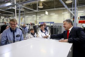 Petro Poroshenko talks with the company's employees